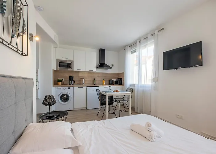 Dolmen Adrien 2 Apartman *